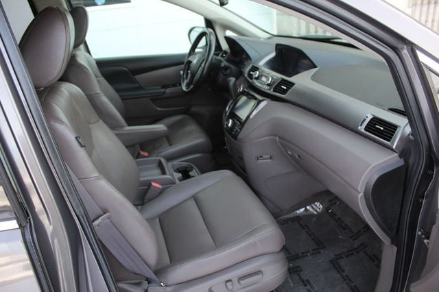 2014 Honda Odyssey Touring photo 13