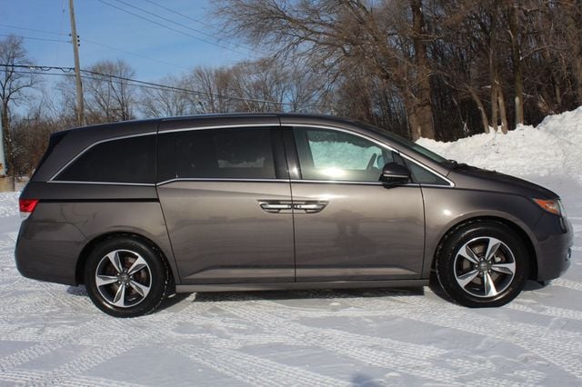 2014 Honda Odyssey Touring photo 3