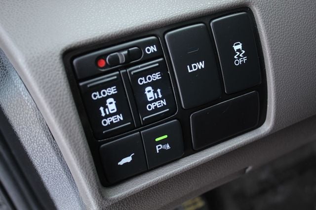 2014 Honda Odyssey Touring photo 29