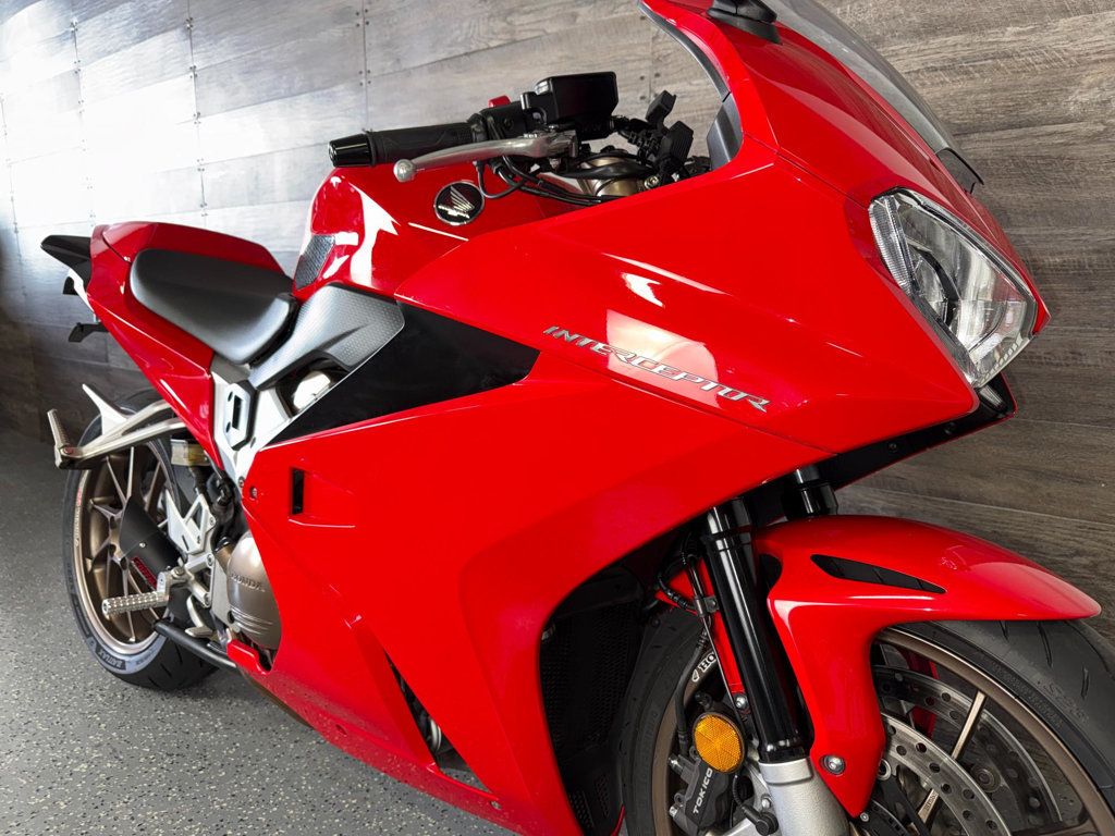 2014 Honda VFR800 Interceptor Deluxe SUPER CLEAN! - 23023105 | Video 2