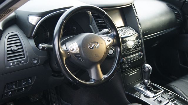 2014 INFINITI QX70 1 OWNER, JUST SERVICED , VERY CLEAN INSIDE AND OUT  - 22969132 - 35