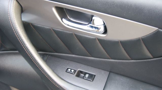 2014 INFINITI QX70 1 OWNER, JUST SERVICED , VERY CLEAN INSIDE AND OUT  - 22969132 - 59