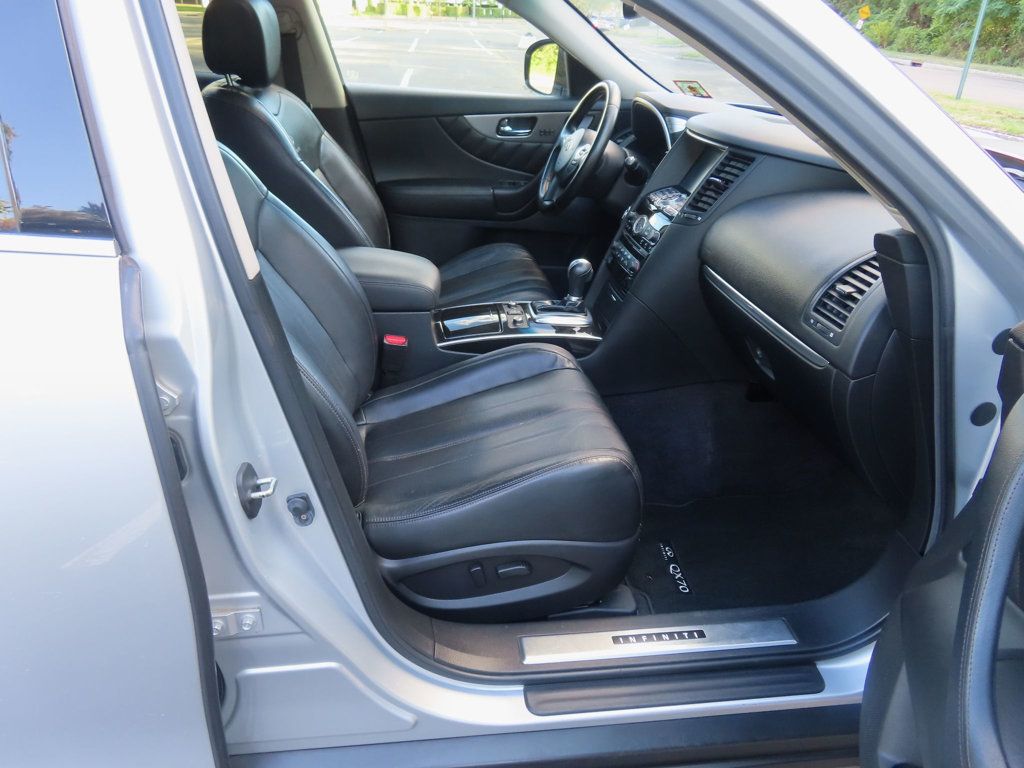 2014 Infiniti QX70 photo 21