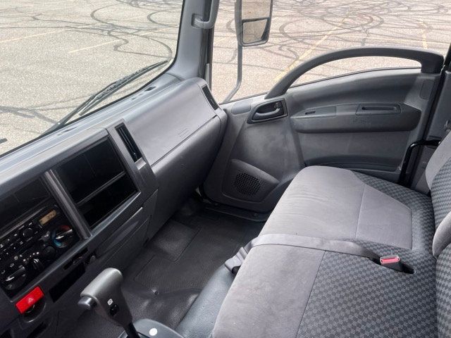 2014 Isuzu NRR 20 Foot Box Truck Liftgate Driver Comfort package - 22587021 - 24