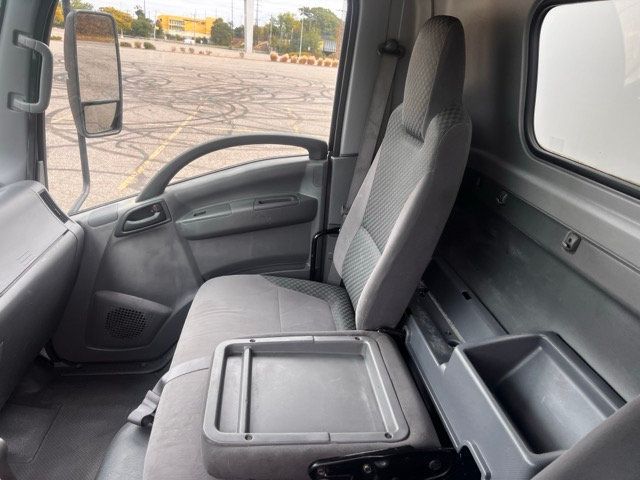 2014 Isuzu NRR 20 Foot Box Truck Liftgate Driver Comfort package - 22587021 - 25