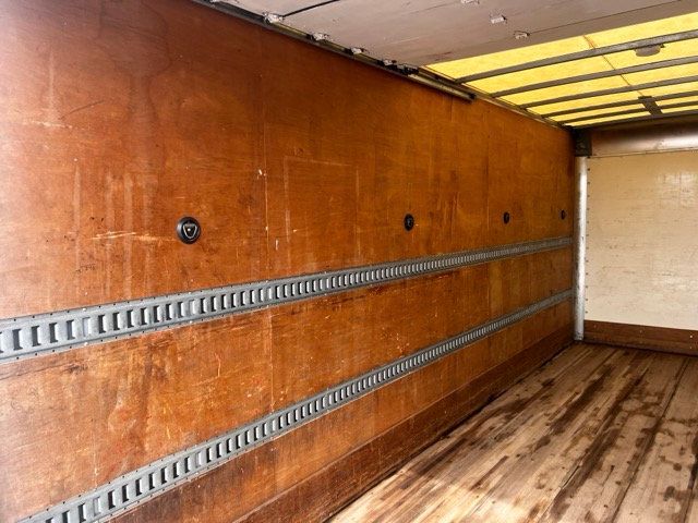 2014 Isuzu NRR 20 Foot Box Truck Liftgate Driver Comfort package - 22587021 - 41