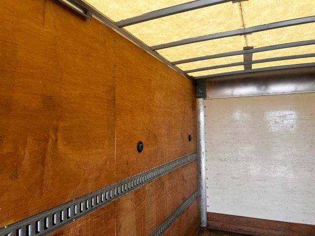 2014 Isuzu NRR 20 Foot Box Truck Liftgate Driver Comfort package - 22587021 - 43