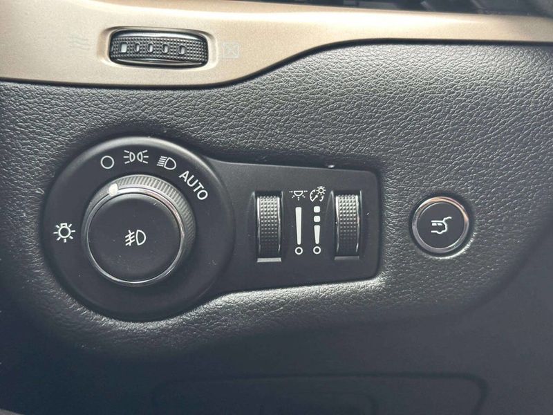 2014 Jeep Cherokee Latitude 4x4 4dr SUV - 23014128 - 29