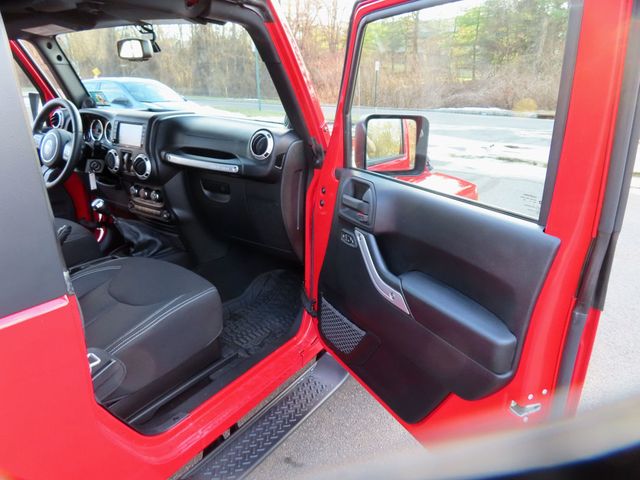 2014 Jeep Wrangler 4WD 2dr Sahara - 22996275 - 18