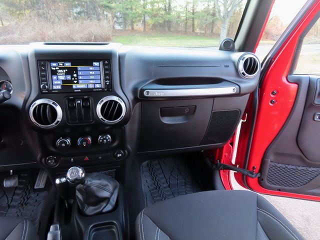 2014 Jeep Wrangler 4WD 2dr Sahara - 22996275 - 24