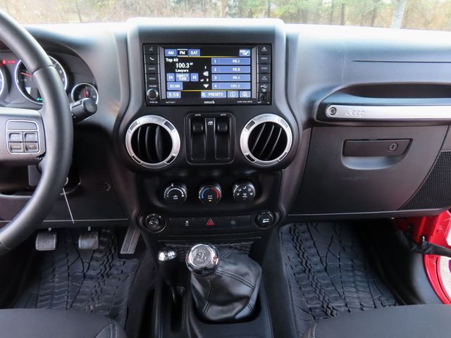 2014 Jeep Wrangler 4WD 2dr Sahara - 22996275 - 25