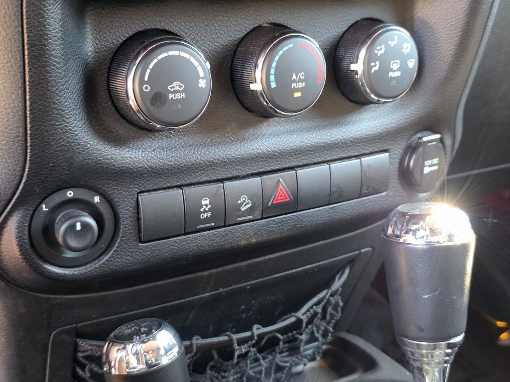 2014 Jeep Wrangler Sport - 22916916 - 24