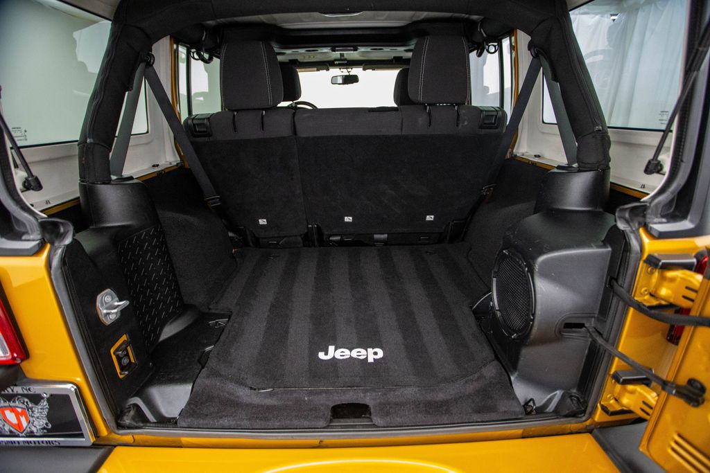 2014 Jeep Wrangler Unlimited 4WD 4dr Sahara - 22227162 - 39