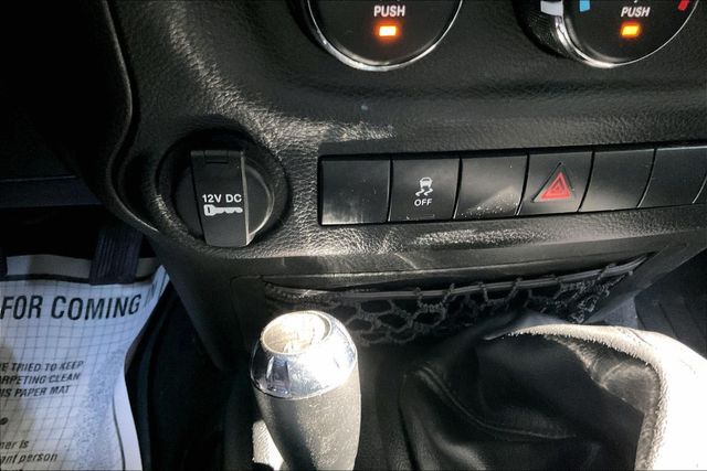 2014 Jeep Wrangler Unlimited 4WD 4dr Willys Wheeler - 23038241 - 27