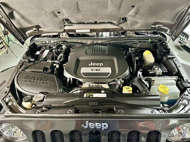 2014 Jeep Wrangler Unlimited Sahara Edition - 23068387 - 17