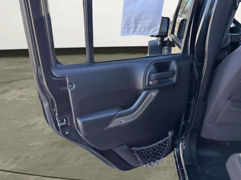 2014 Jeep Wrangler Unlimited Sport 4x4 4dr SUV - 22975300 - 12