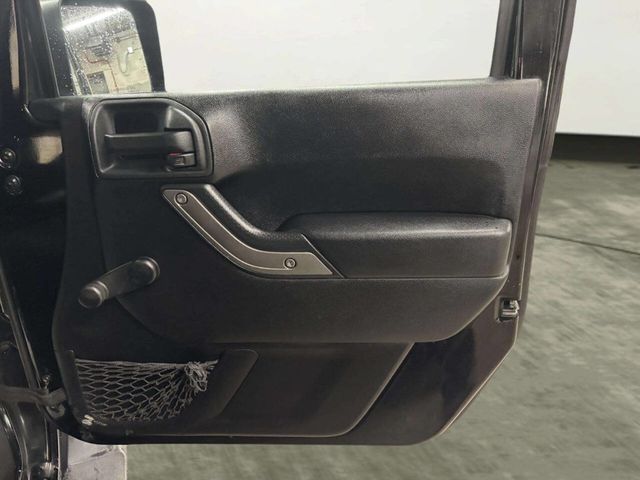 2014 Jeep Wrangler Unlimited Sport 4x4 4dr SUV - 22982279 - 19