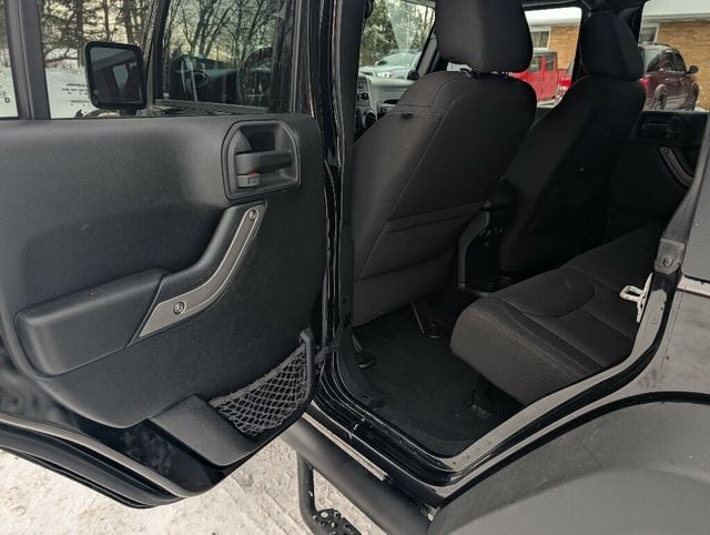 2014 Jeep Wrangler Unlimited Take the road less traveled... - 22974902 - 28