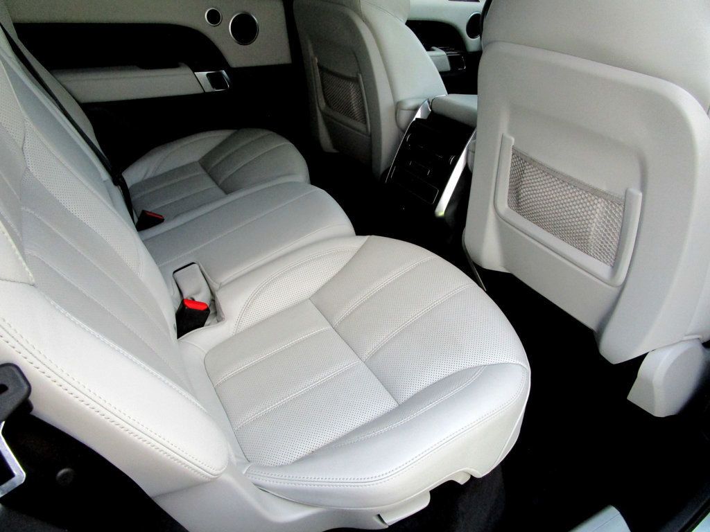 2014 Land Rover Range Rover Sport HSE photo 17