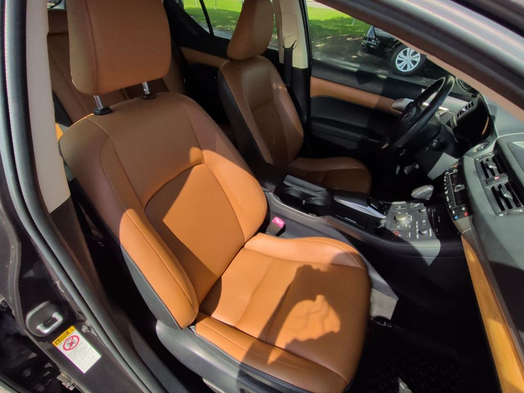 Lexus CT 200h 5dr Sedan Hybrid photo 22