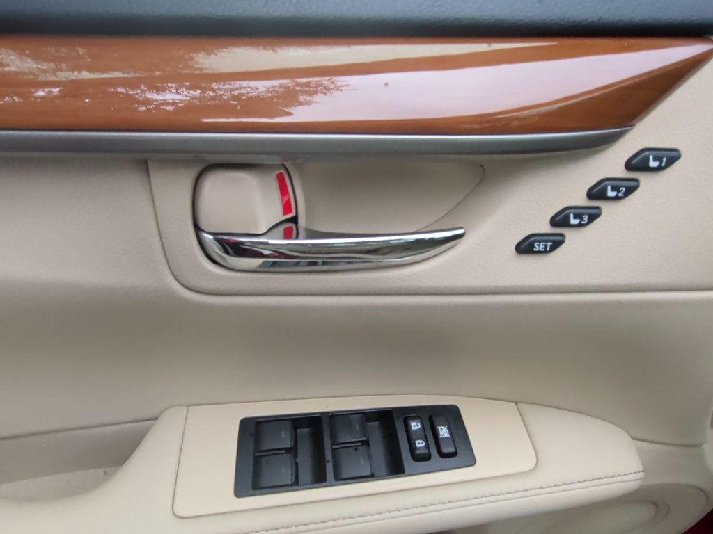 Lexus ES photo 12