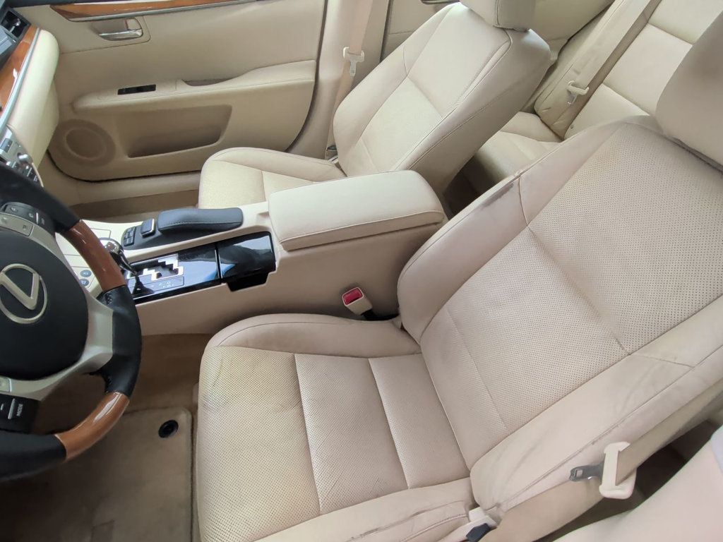 Lexus ES photo 14