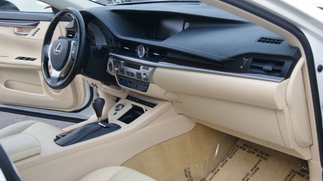 2014 Lexus ES 350 JUST SERVICED, VERY CLEAN INSIDE AND OUT  - 22956150 - 45