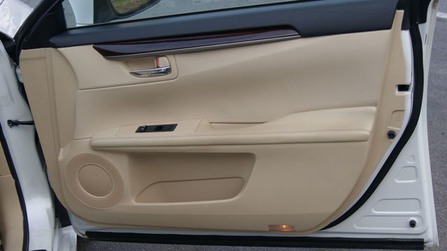 2014 Lexus ES 350 JUST SERVICED, VERY CLEAN INSIDE AND OUT  - 22956150 - 46