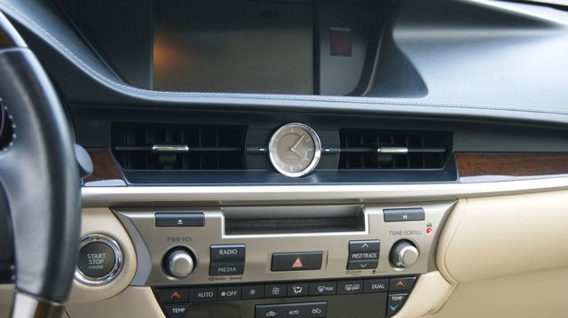 2014 Lexus ES 350 JUST SERVICED, VERY CLEAN INSIDE AND OUT  - 22956150 - 54