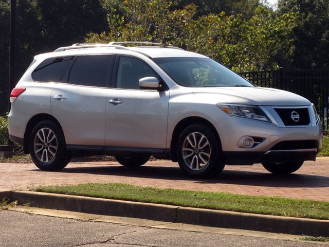 2014 Nissan Pathfinder SV photo 2