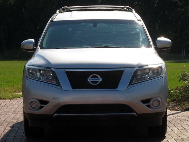 2014 Nissan Pathfinder SV photo 3