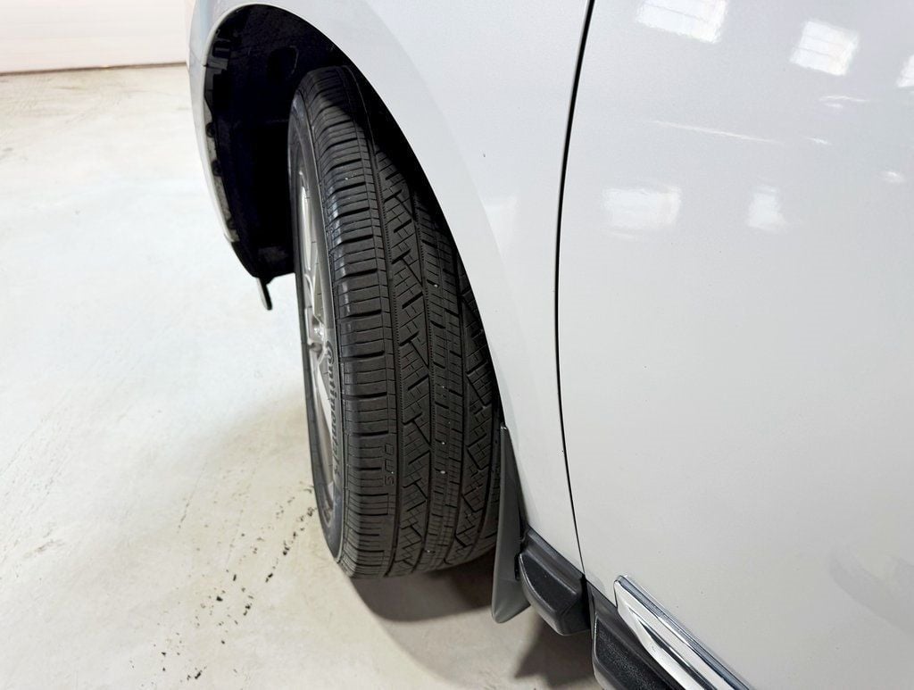 2014 Nissan Pathfinder Platinum photo 3