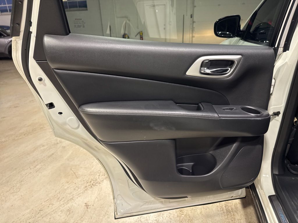 2014 Nissan Pathfinder 4WD 4dr Platinum - 22987593 - 42