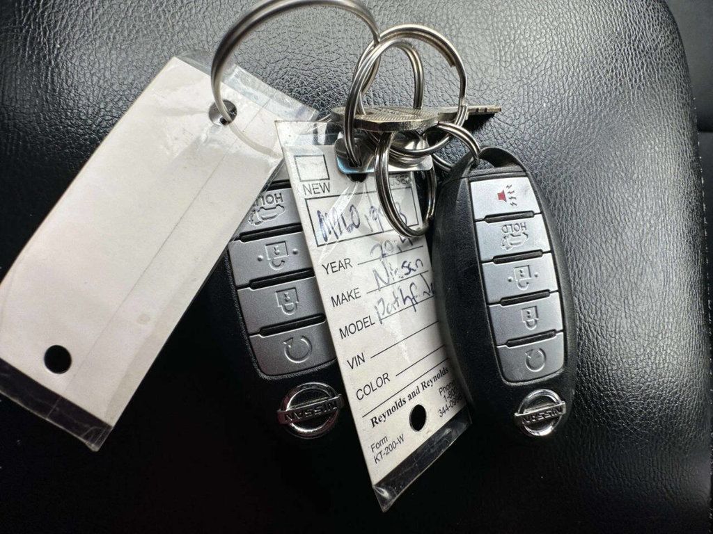 2014 Nissan Pathfinder 4WD 4dr Platinum - 23015328 - 35