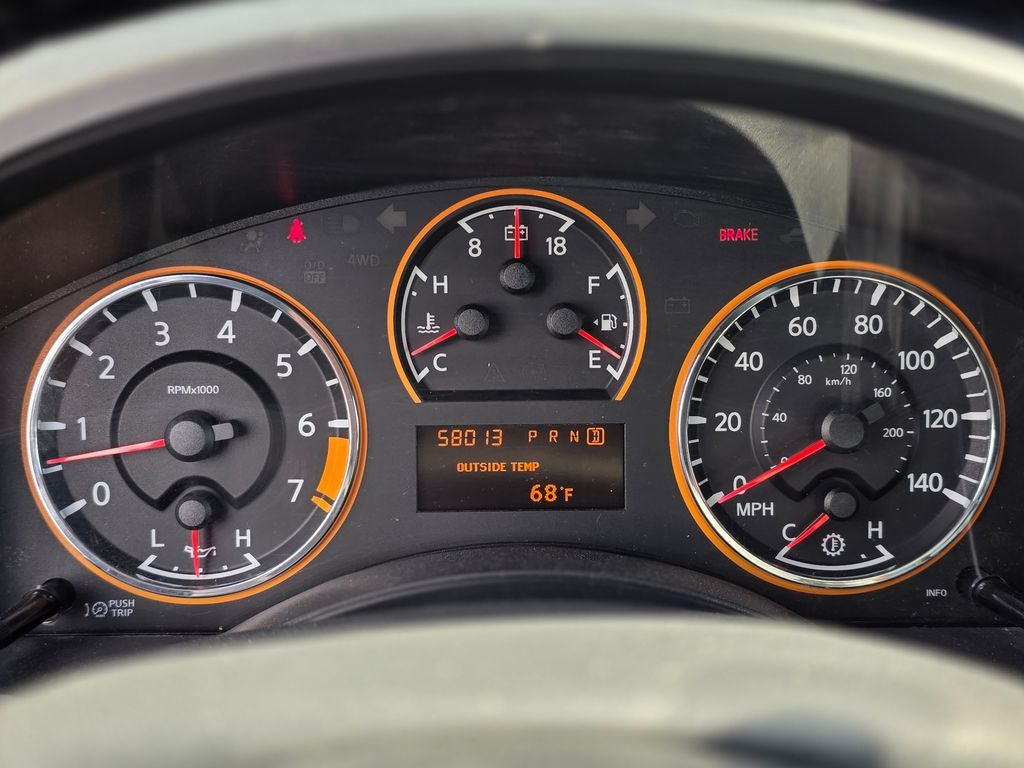 2014 Nissan Titan 2WD Crew Cab SWB SL - 22990380 - 11