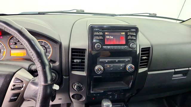 2014 Nissan Titan 4WD Crew Cab SWB SV - 23062328 - 16
