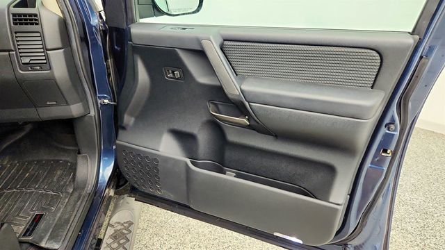 2014 Nissan Titan 4WD Crew Cab SWB SV - 23062328 - 24