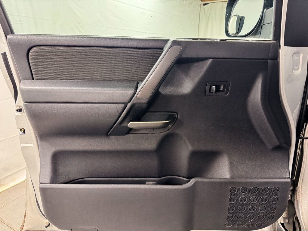 2014 Nissan Titan PRO-4X CREW CAB 4WD - 23056247 - 11