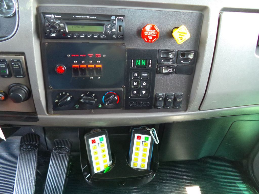 2014 Peterbilt 348 TANDEM AXLE.. CENTURY 28FT INDUSTRIAL 15 TON ROLLBACK - 21959018 - 33