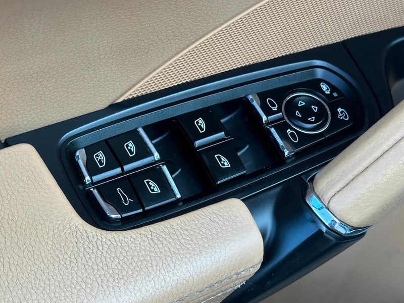 2014 Porsche Cayenne AWD 4dr Platinum Edition - 22916532 - 11