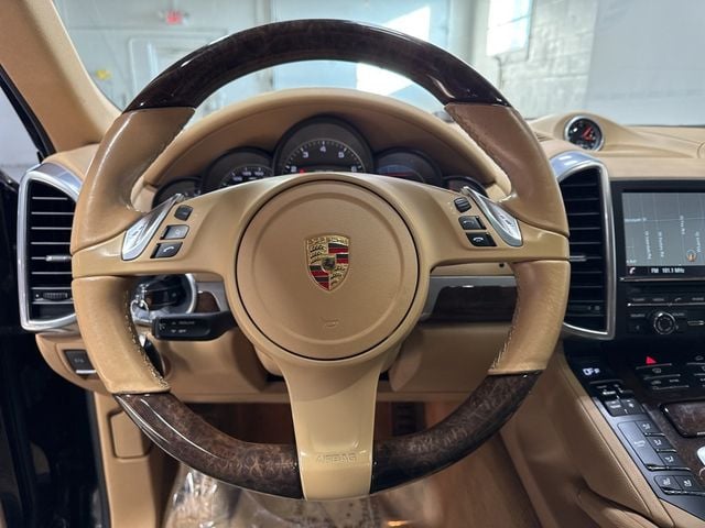 2014 Porsche Cayenne Base Trim - 22975156 - 9