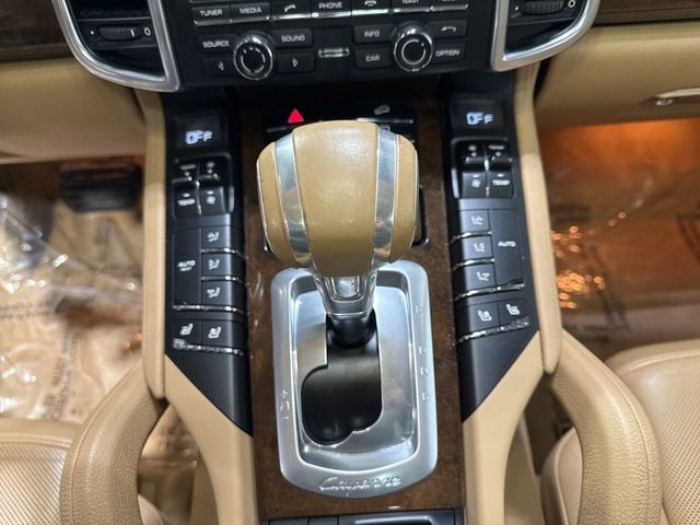 2014 Porsche Cayenne Base Trim - 22975156 - 22