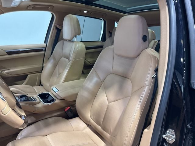 2014 Porsche Cayenne Base Trim - 22975156 - 29