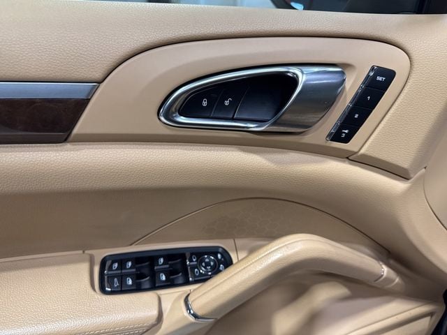 2014 Porsche Cayenne Base Trim - 22975156 - 32