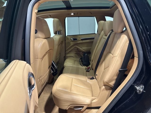 2014 Porsche Cayenne Base Trim - 22975156 - 34