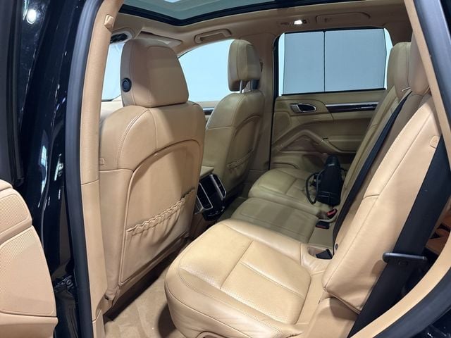 2014 Porsche Cayenne Base Trim - 22975156 - 36