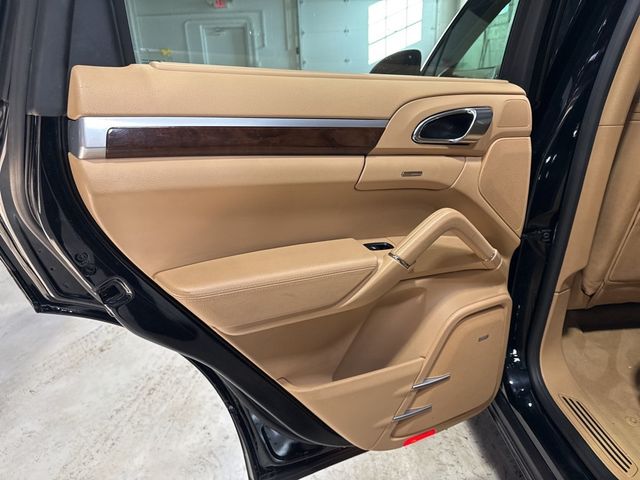 2014 Porsche Cayenne Base Trim - 22975156 - 38