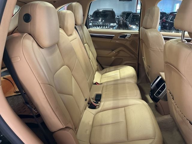 2014 Porsche Cayenne Base Trim - 22975156 - 44