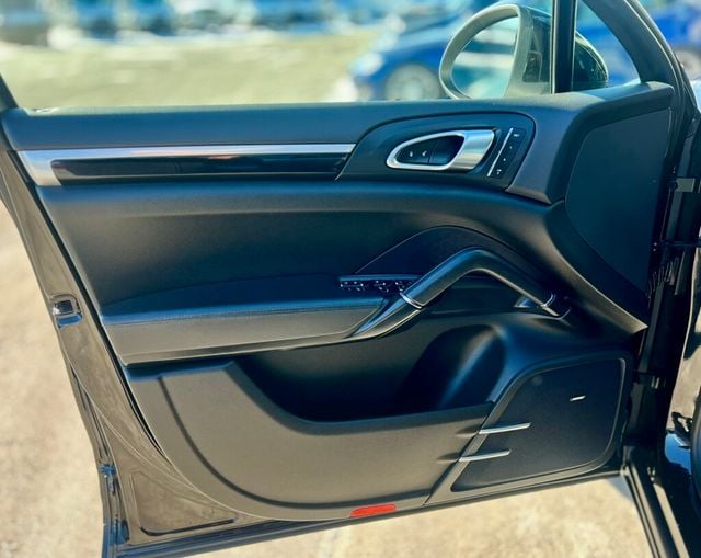 2014 Porsche Cayenne Base Trim - 22976568 - 11