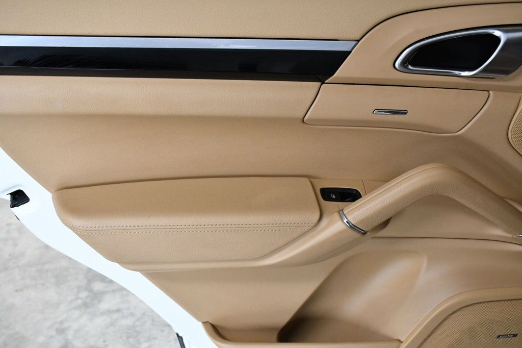 2014 Porsche Cayenne Base Trim - 22976711 - 10